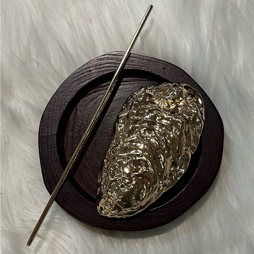 Gold Oyster Shell Hair Accessory - Picture 3 of 3